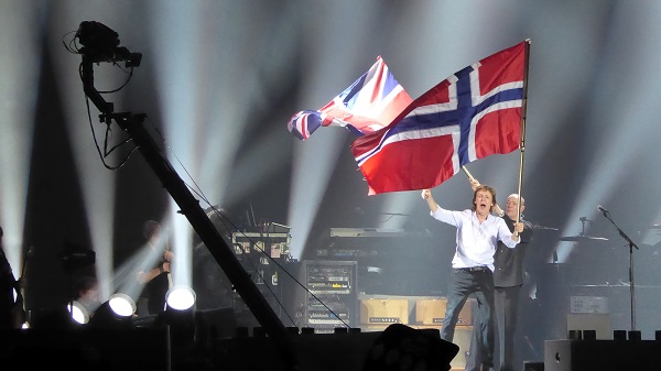 Macca med norsk flagg- liten.jpg